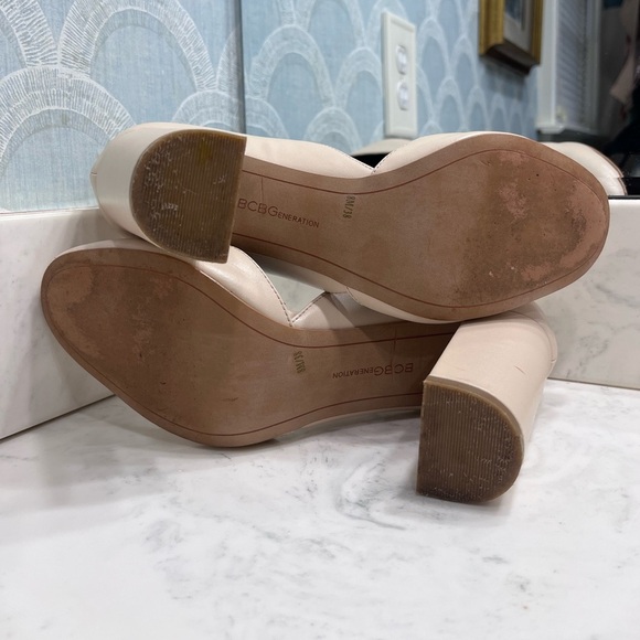 BCBGeneration Cream Pumps Block Heel Size 8M GUC - Picture 4 of 5